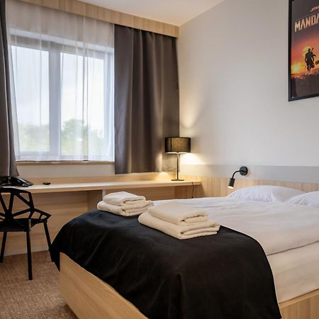 Hotel Dworski Galaktyczny Park Warzymice Екстериор снимка