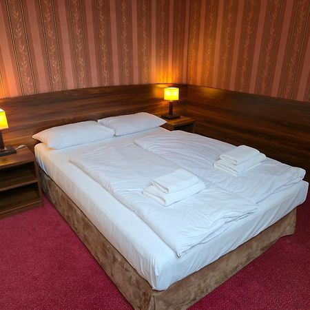 Hotel Dworski Galaktyczny Park Warzymice Екстериор снимка