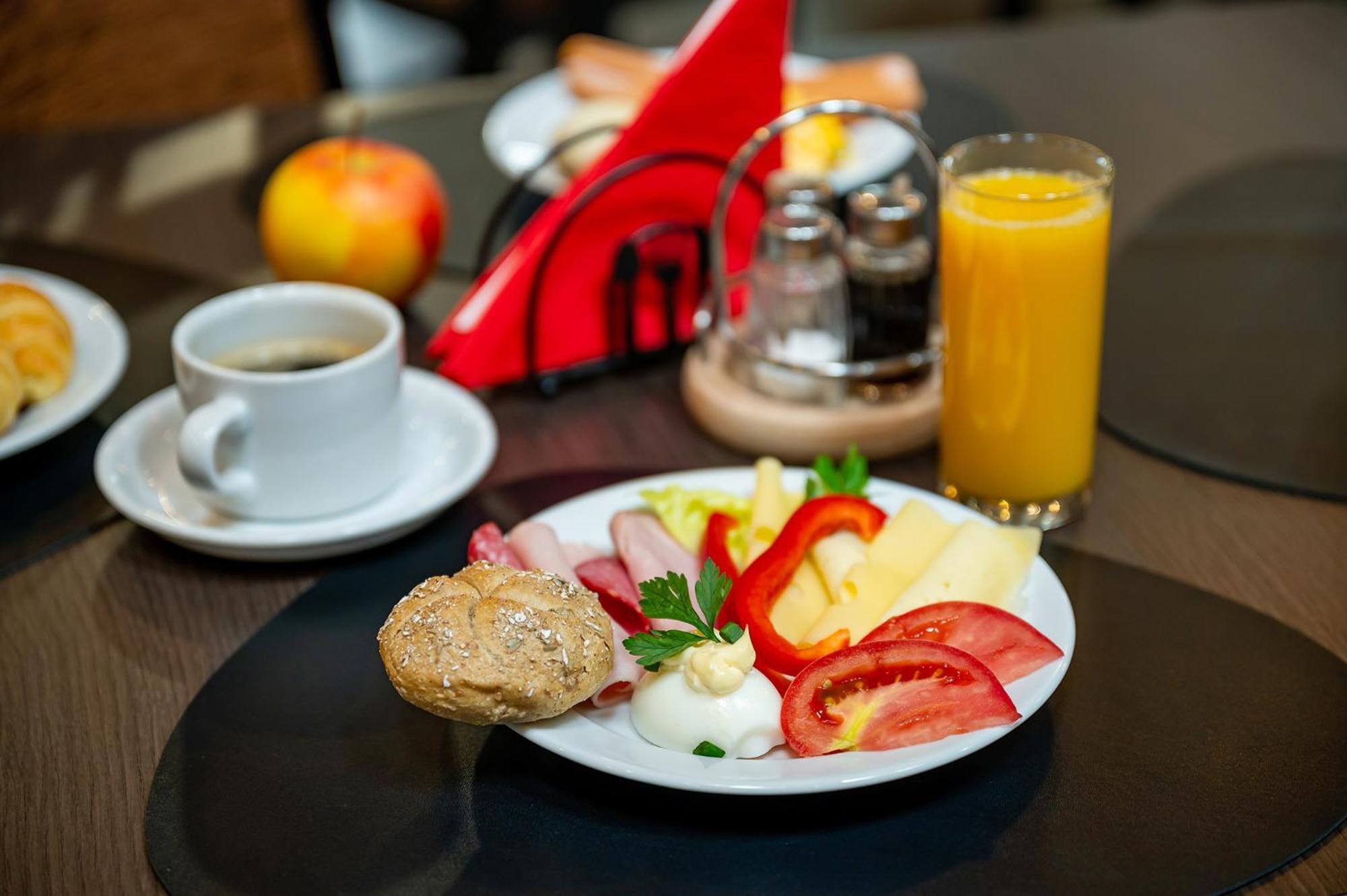Hotel Dworski Galaktyczny Park Warzymice Екстериор снимка