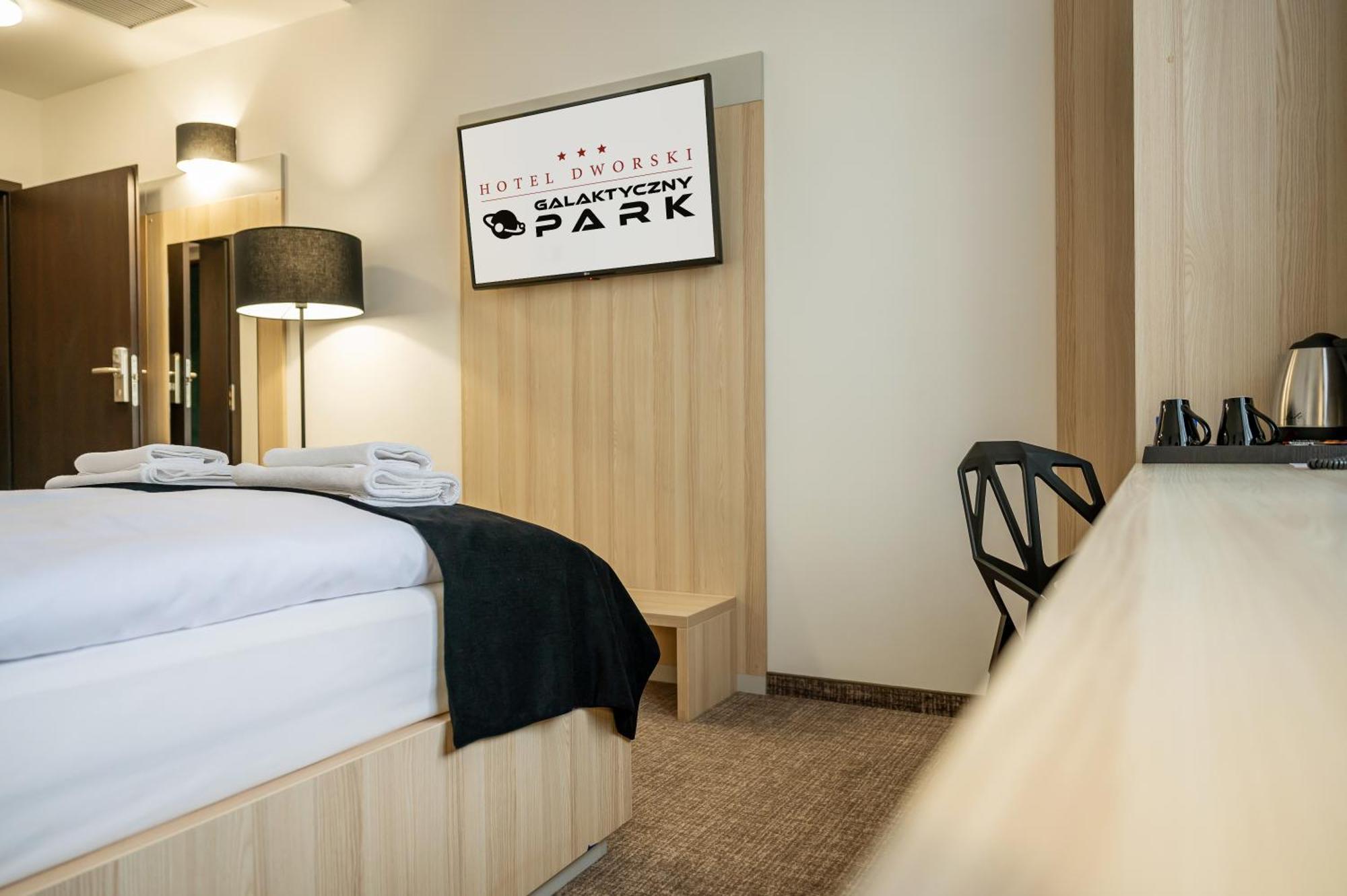 Hotel Dworski Galaktyczny Park Warzymice Екстериор снимка