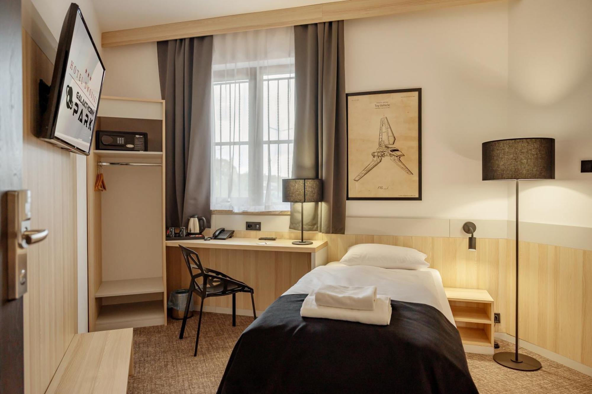 Hotel Dworski Galaktyczny Park Warzymice Екстериор снимка