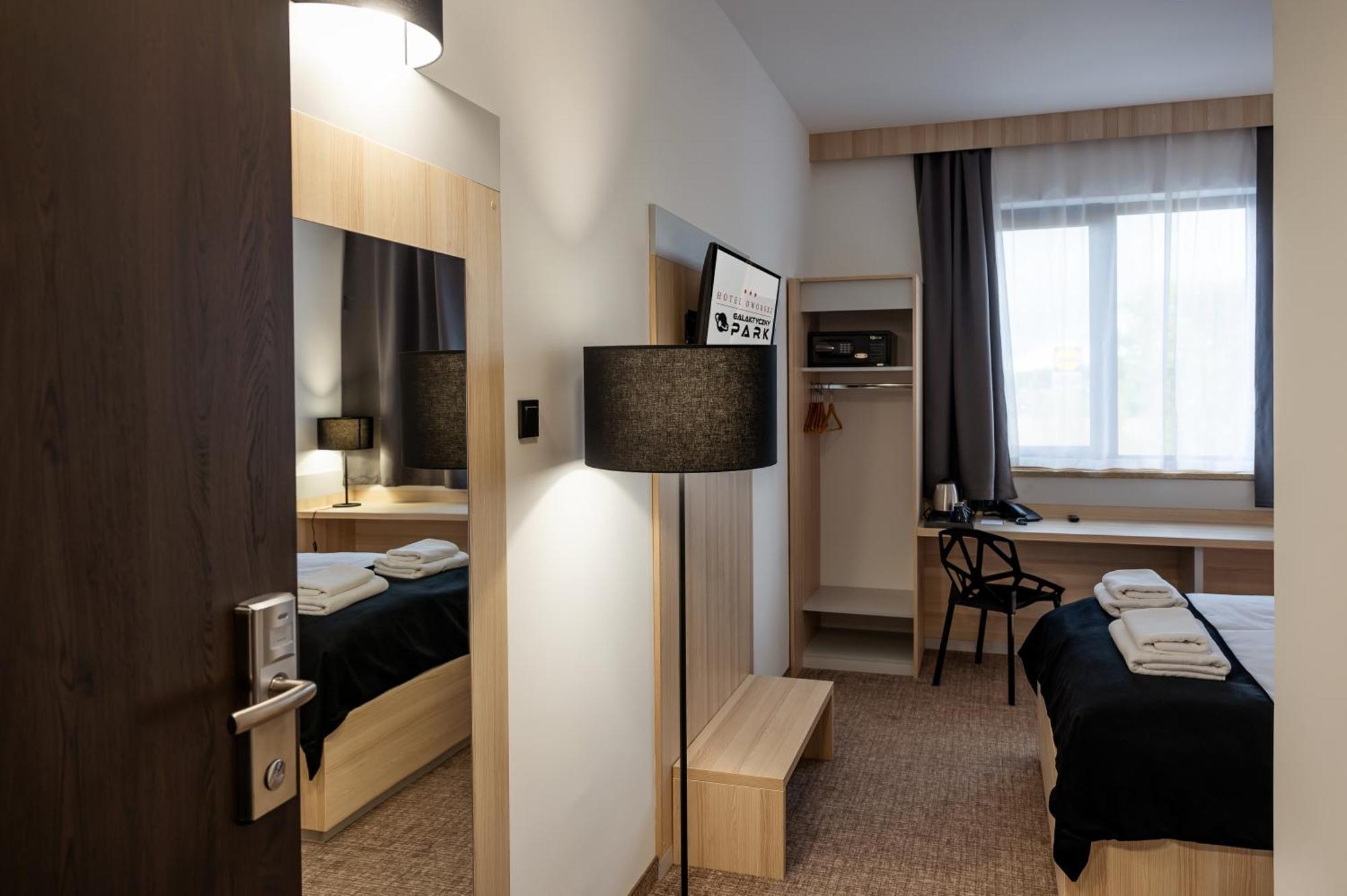 Hotel Dworski Galaktyczny Park Warzymice Екстериор снимка
