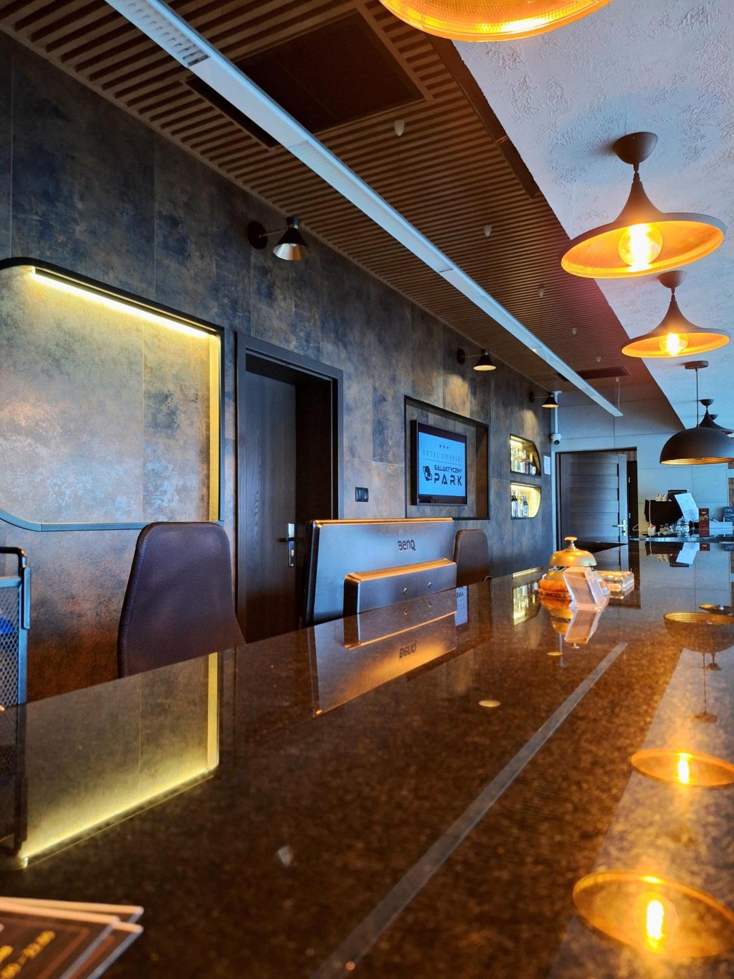 Hotel Dworski Galaktyczny Park Warzymice Екстериор снимка
