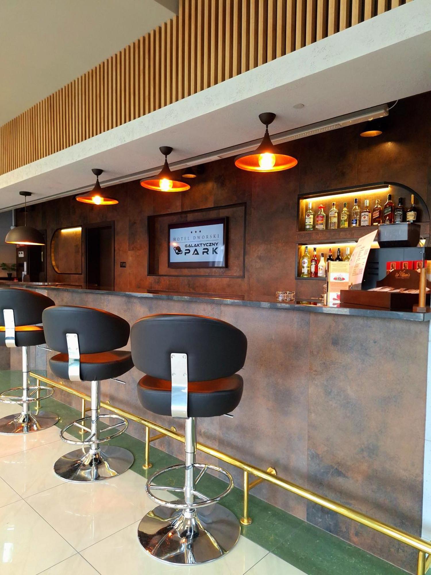 Hotel Dworski Galaktyczny Park Warzymice Екстериор снимка