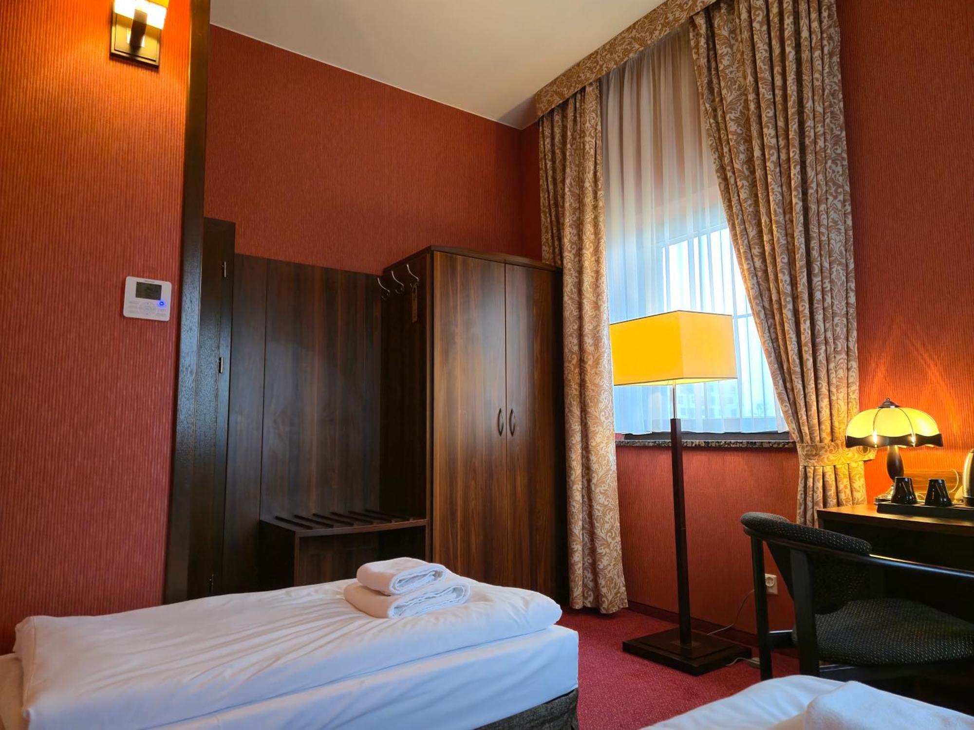 Hotel Dworski Galaktyczny Park Warzymice Екстериор снимка