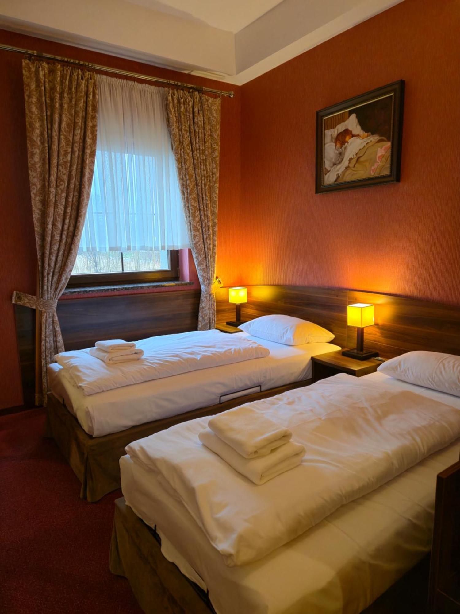 Hotel Dworski Galaktyczny Park Warzymice Екстериор снимка