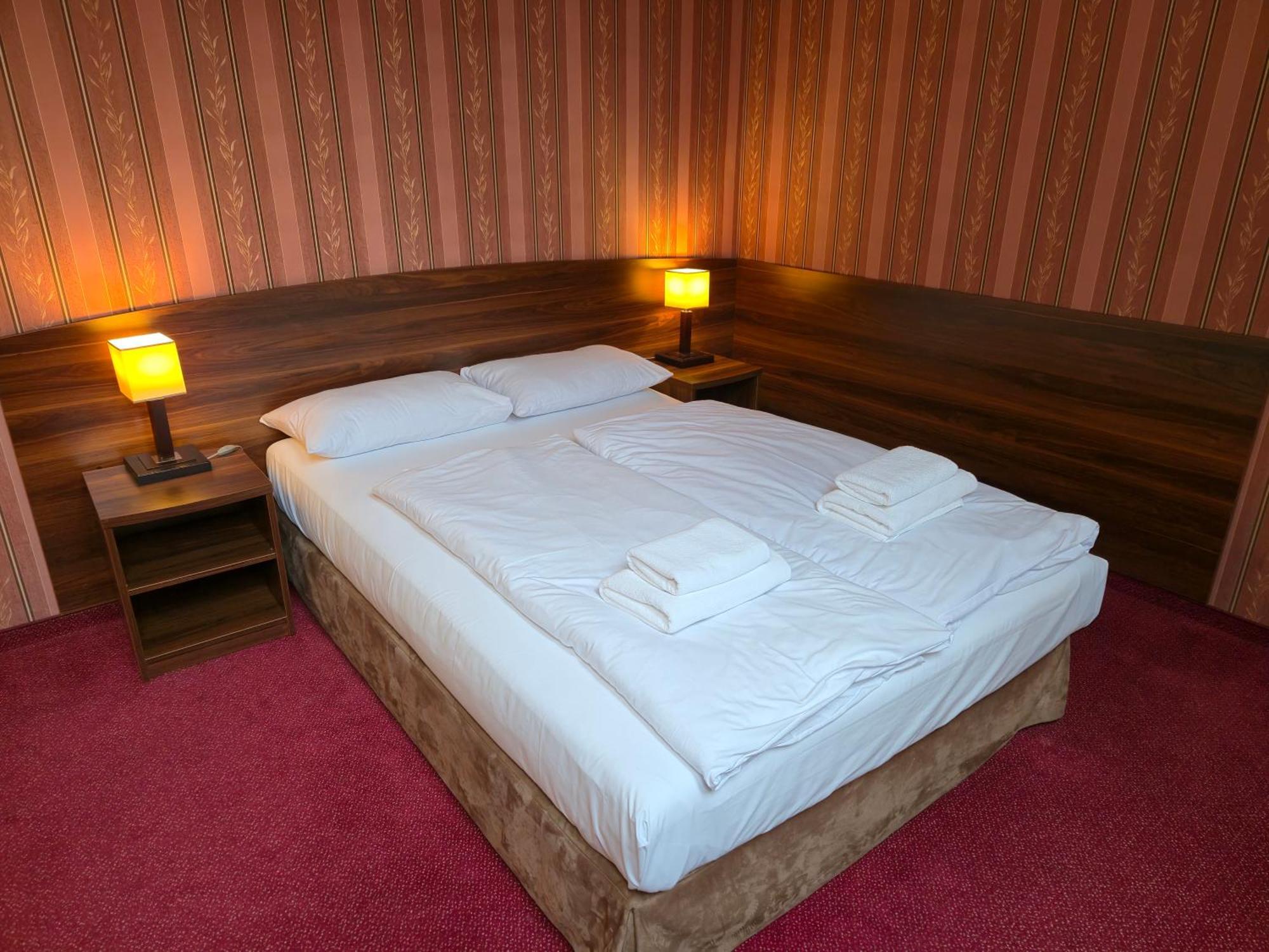Hotel Dworski Galaktyczny Park Warzymice Екстериор снимка