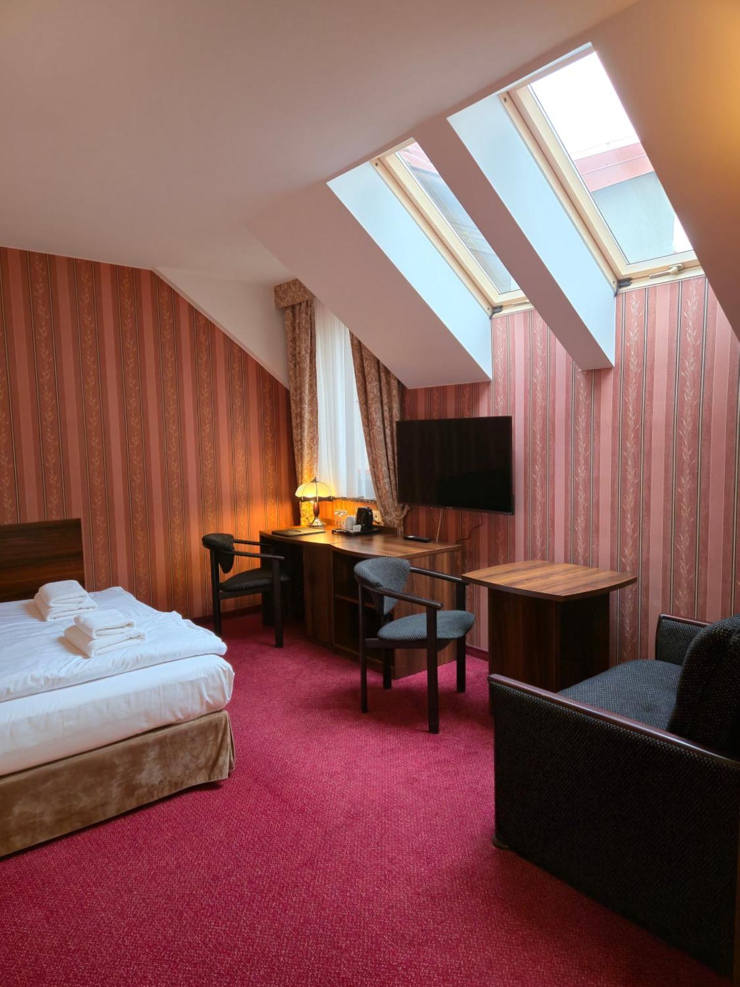Hotel Dworski Galaktyczny Park Warzymice Екстериор снимка