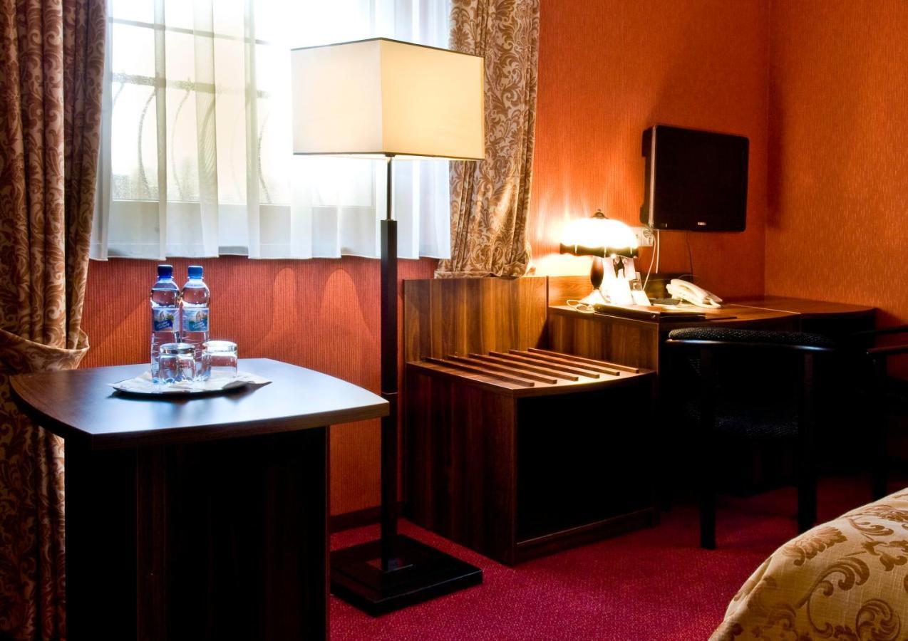Hotel Dworski Galaktyczny Park Warzymice Стая снимка