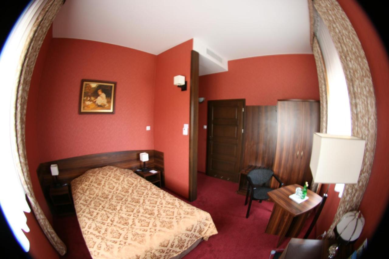 Hotel Dworski Galaktyczny Park Warzymice Стая снимка