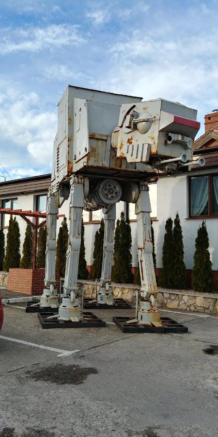 Hotel Dworski Galaktyczny Park Warzymice Екстериор снимка